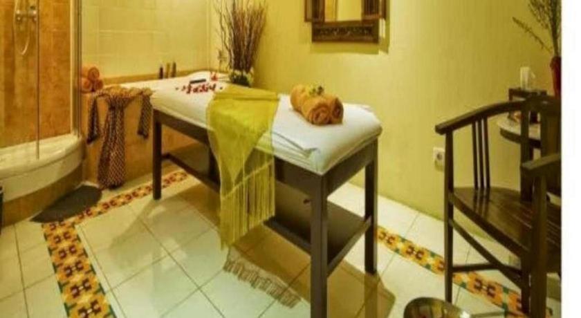Amos Cozy Melawai Hotel