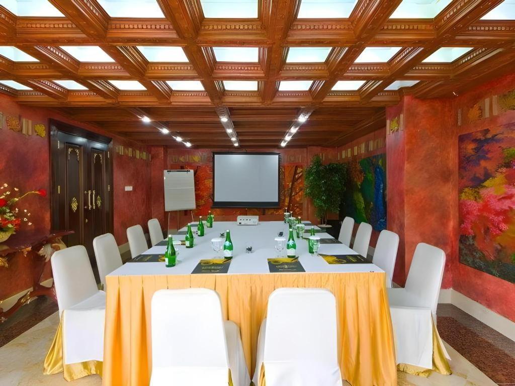 Hotel Amos Cozy Melawai 4*