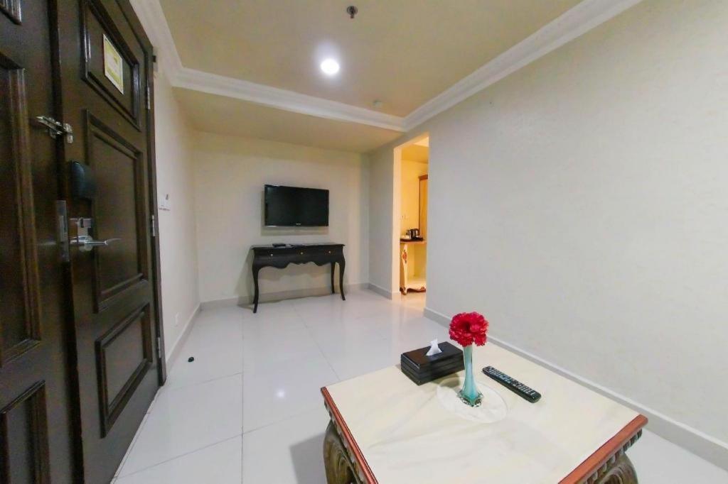 Amos Cozy Melawai Hotel 4*